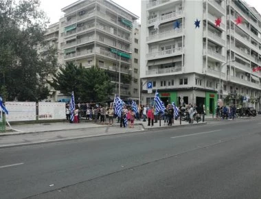 Υποστηρικτές του Σώρρα συγκεντρώθηκαν έξω από την ΔΕΘ (φώτο)